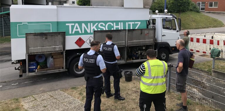 Woran hat’s gelegen? Ein Pumpwagen hat am Vormittag rund 500 Liter Heizöl verloren.