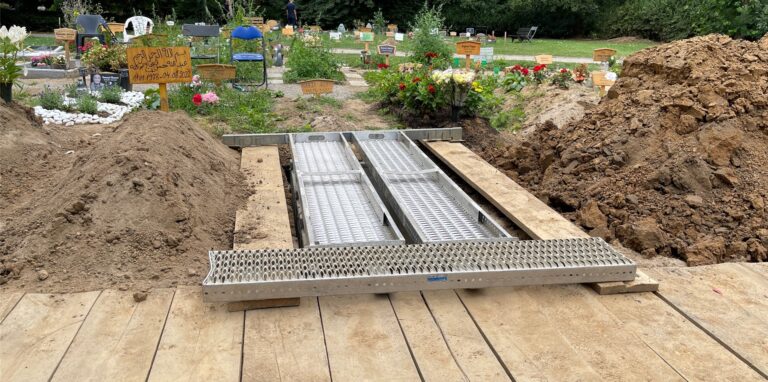 Auf dem Hauptfriedhof ist ein leeres Grab ausgehoben, das offenbar für Mouhamed D. (16) bestimmt war. Die für Montag geplante Beisetzung ist kurzfristig abgesagt worden.