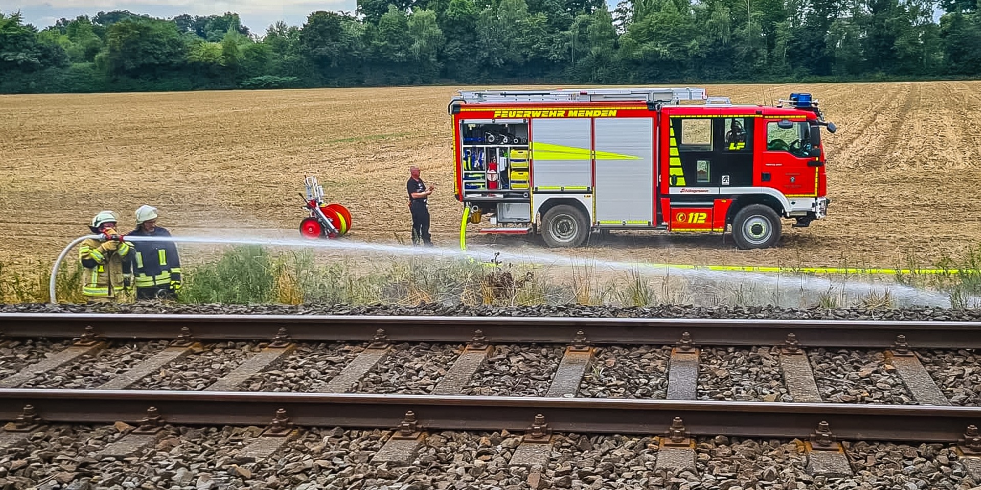 Die Feuerwehr Menden löschte am Montag, 15. August, mehrere Feuer entlang der Bahnstrecke Bösperde – Fröndenberg.
