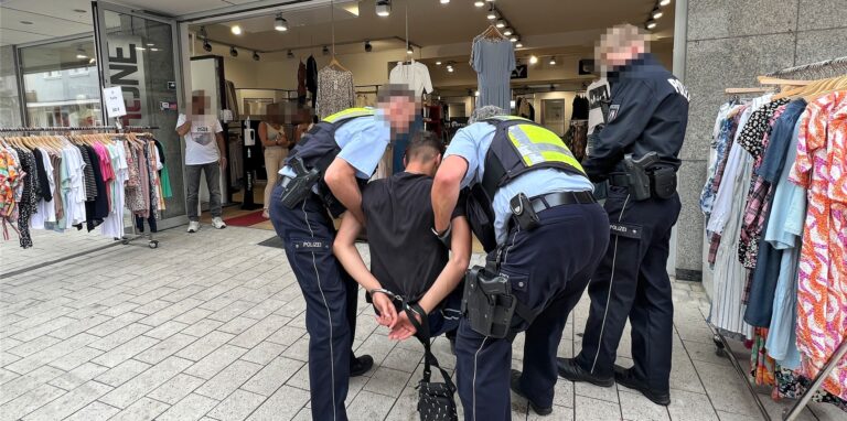 An der Massener Straße auf Höhe der Boutique „The One“ war Schluss für zwei Straftäter, die vermutlich in einem Handyladen Beute machen wollten. An ihrer Ergreifung haben sich Passanten, Geschäftsleute und eine zufällig anwesende Polizistin in ihrer Freizeit beteiligt.
