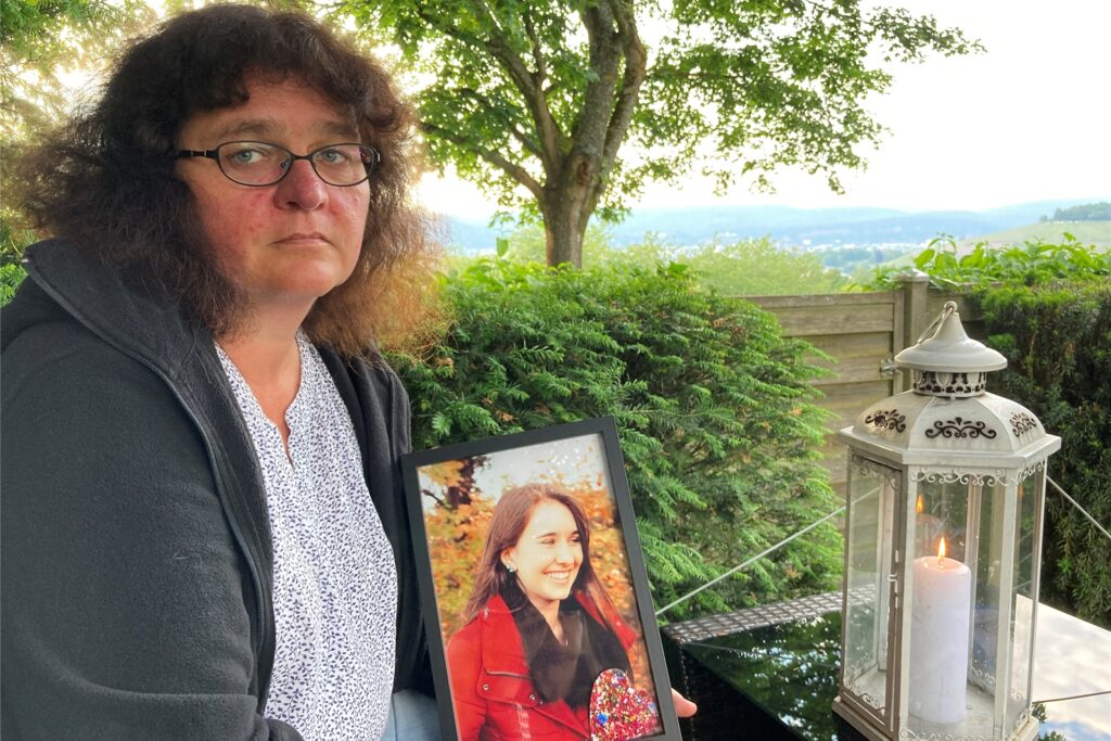 Petra Lieser sitzt mit einem Foto ihre Tochter in ihrem Garten in Trier. Die Tochter Katja Lieser war am 1. Dezember 2020 bei einer Amokfahrt in Trier getötet worden Petra Lieser sitzt mit einem Foto ihre Tochter in ihrem Garten in Trier. Die Tochter Katja Lieser war am 1. Dezember 2020 bei einer Amokfahrt in Trier getötet worden