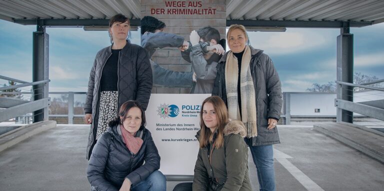 Die Kriminalhauptkommissarinnen Simone Droste und Melanie Kompernaß helfen gemeinsam mit den Pädagogischen Fachkräften Mascha Gerdom und Sarah Urban minderjährigen Straftätern im Kreis Unna.