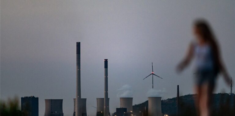 Die Kühltürme des Steinkohlekraftwerks von Uniper in Scholven nach Sonnenuntergang.