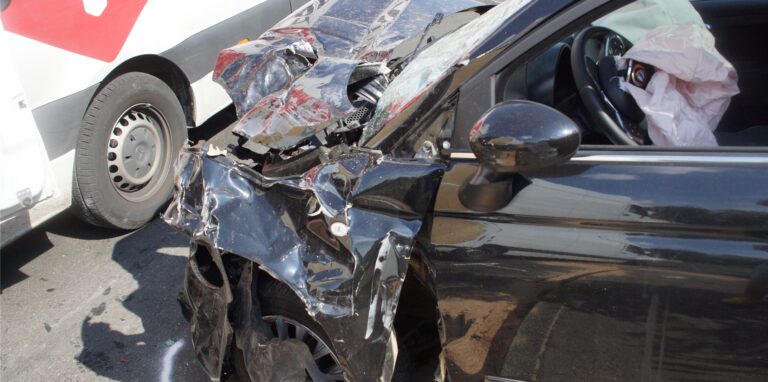 Der Fiat 500, in dem ein 17-jähriger Fröndenberger saß, wurde bei dem Zusammenstoß auf der Ostbürener Straße erheblich beschädigt. Unklar ist der genaue Ablauf des Unfalls.