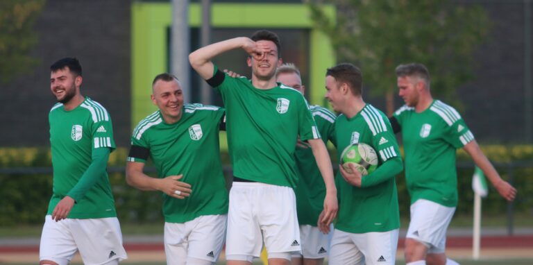 Die SG Selm um Marius May (3.v.l.) möchte gegen den FC Nordkirchen die große Überraschung schaffen.