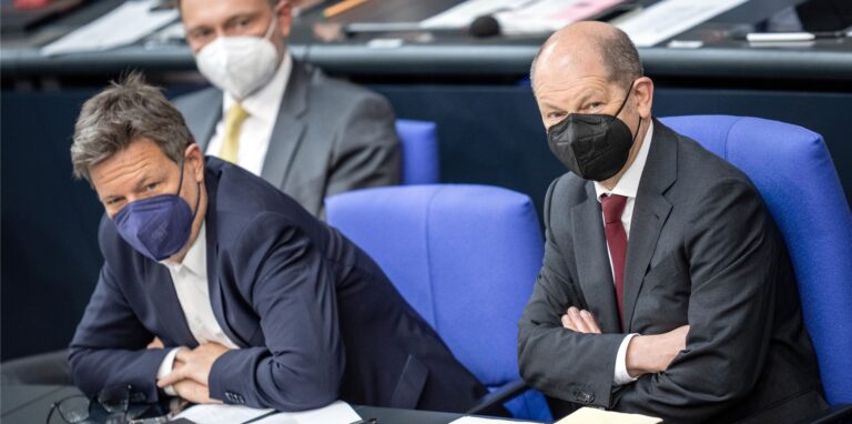 Bundeskanzler Olaf Scholz (SPD, r) verfolgt die Debatte neben Robert Habeck (Bündnis 90/Die Grünen), Bundesminister für Wirtschaft und Klimaschutz, und Christian Lindner (dahinter, FDP), Bundesminister der Finanzen, im Plenum im Bundestag.