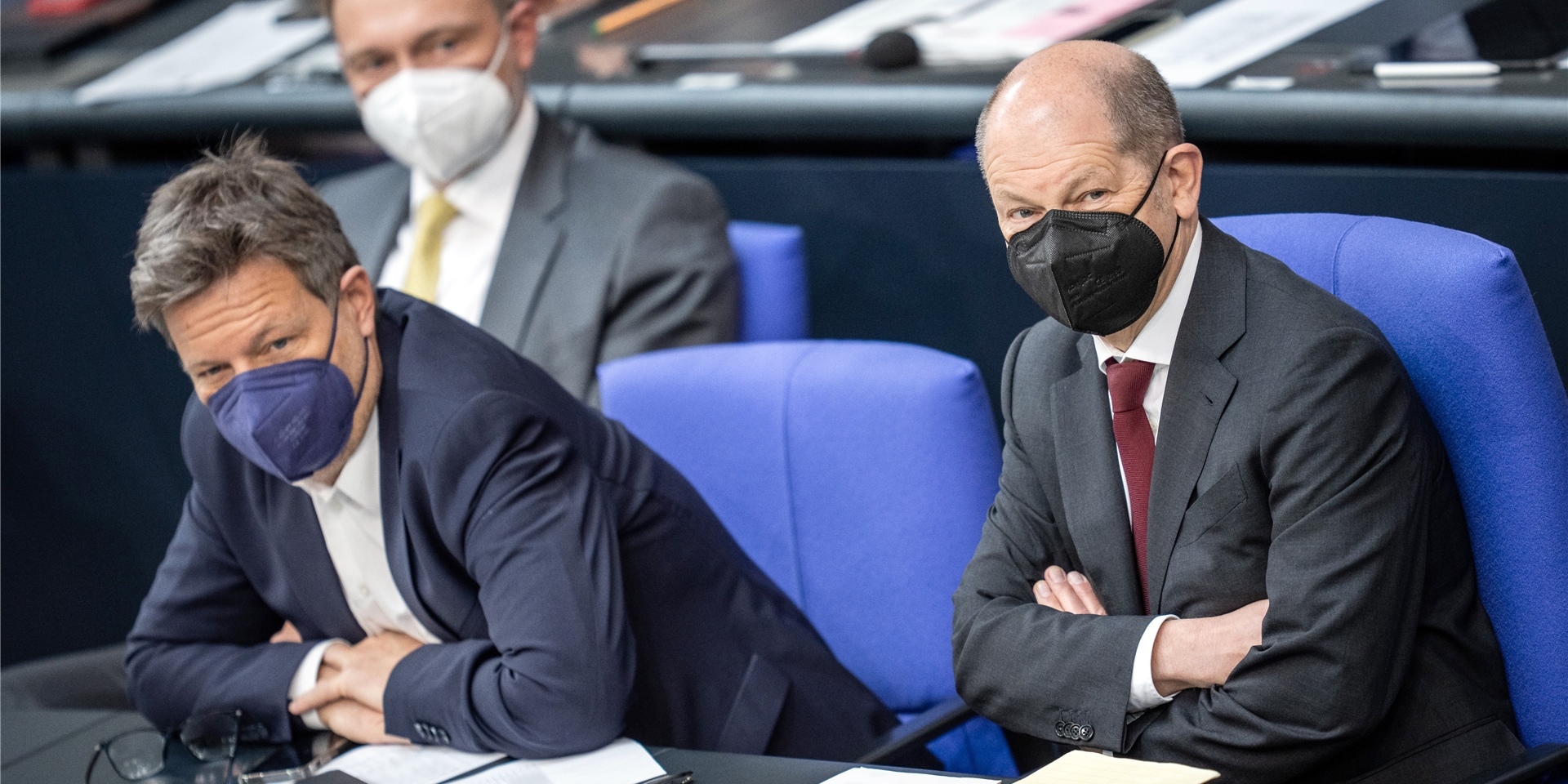 Bundeskanzler Olaf Scholz (SPD, r) verfolgt die Debatte neben Robert Habeck (Bündnis 90/Die Grünen), Bundesminister für Wirtschaft und Klimaschutz, und Christian Lindner (dahinter, FDP), Bundesminister der Finanzen, im Plenum im Bundestag.