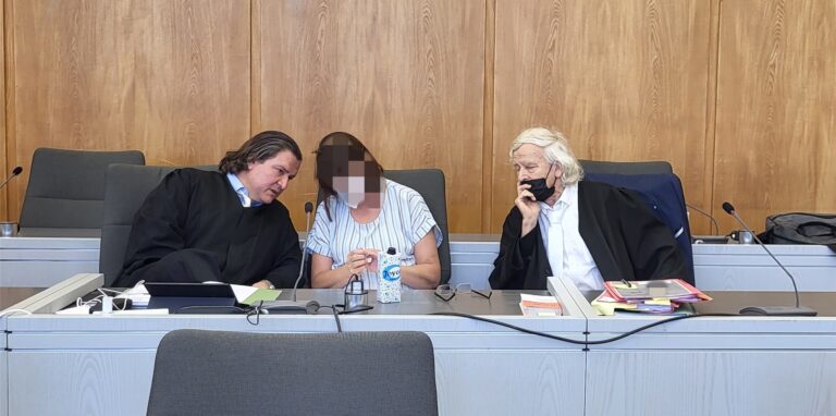 Die Angeklagte zwischen ihren Verteidigern Malte Englert (l.) und Siegmund Benecken im Essener Landgericht