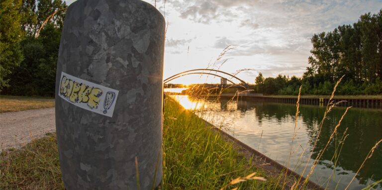 Diese Sticker finden sich in ganz Lünen. Ein Lüner ist mit offenen Augen durch die Lippestadt gefahren und hat eine Karte aller bisher gefundenen Aufkleber erstellt.