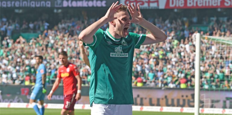 Marvin Ducksch bejubelt ein Tor mit ausgestreckter Zunge.