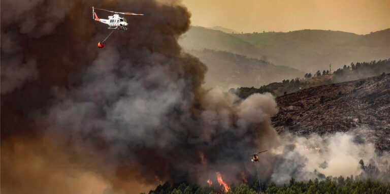 Zwei Löschhubschrauber bekämpfen einen Waldbrand in Bejís, Castellón.