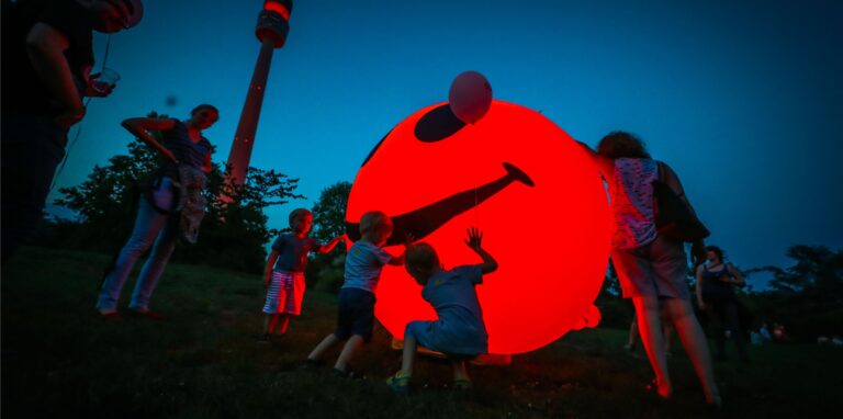 Bunte Lichter, auch große: Beim Lichterfest im Westfalenpark gehört das dazu. Das Foto zeigt das Fest vom 31.08.2019, das später unwetterbedingt abgebrochen wurde.
