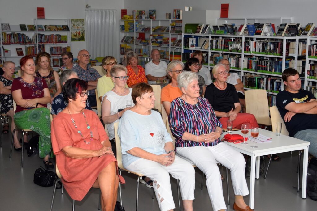 In der Fröndenberger Stadtbücherei wurde Platz geschaffen, indem Bücherregale zur Seite gerollt wurden. Die Lesung dort war ausgesprochen gut besucht. In der Fröndenberger Stadtbücherei wurde Platz geschaffen, indem Bücherregale zur Seite gerollt wurden. Die Lesung dort war ausgesprochen gut besucht.