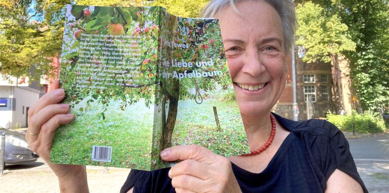 Die Schwerter Autorin Chris Tewes hat ihren dritten Roman mit dem Titel „Die Liebe und der Apfelbaum“ veröffentlicht.