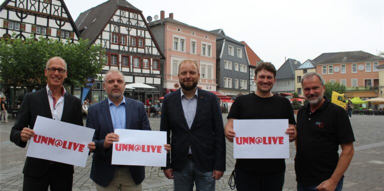 „Unn@live“ steht auf den Plakaten, die (v.l.) Achim Pothmann, Dirk Wigant, Joachim Bothe, Christopher Kochtokrax und Horst Bresan auf dem Alten Markt präsentieren. Dort, wo sie stehen, werden demnächst Bands und andere Künstler auftreten.