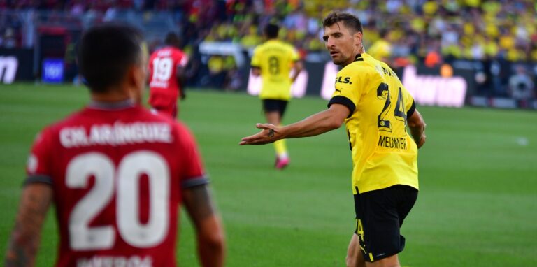 BVB-Spieler Thomas Meunier schaut in Richtung Seitenlinie.