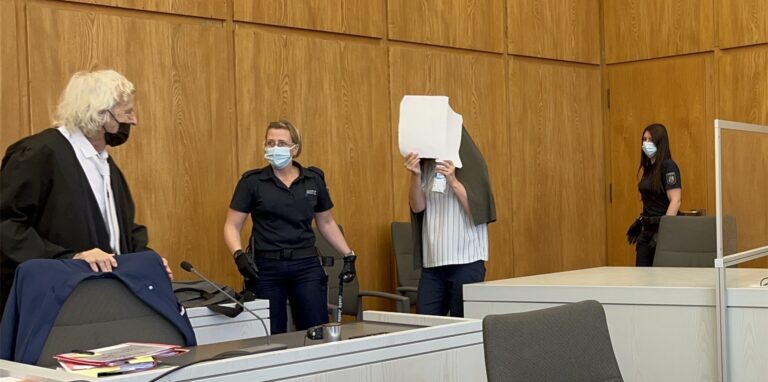 Im Essener Landgericht: die 46-Jährige auf dem Weg zur Anklagebank.