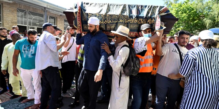 Der Sarg von Mouhamed D. wurde am Donnerstag (18.8.) nach Dakar überführt. Das Foto wurde bei der Gedenkfeier in Dortmund aufgenommen.