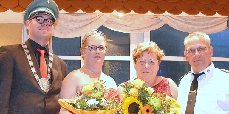 Das Königspaar Nils Beckmann (l.) und Jenny Weische (2.v.l.), hier mit Elisabeth Kauke und Martin Golla, (v.l.) im August 2019 nach ihrer Proklamation beim Schützenfest von Adler Hohenheide.