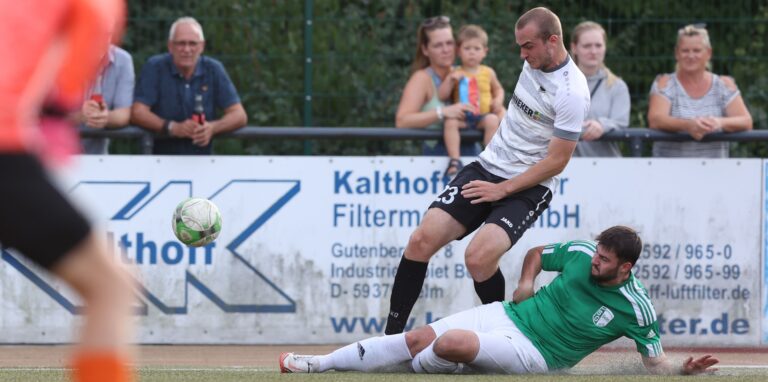 Daniel Berger (r.) und die SG Selm warfen den FC Nordkirchen um Lennart Pöhlker aus dem Kreispokal.