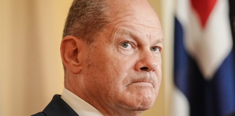 Bundeskanzler Olaf Scholz (SPD) gibt mit dem Ministerpräsidenten von Norwegen eine gemeinsame Pressekonferenz.