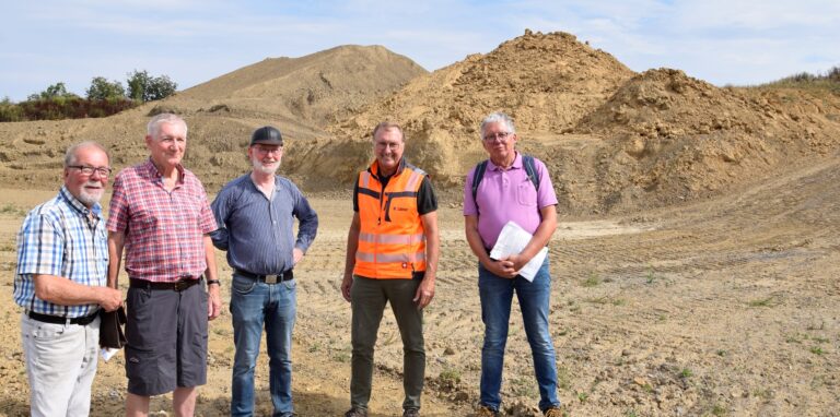 Die Organisatoren der Veranstaltung zum „Tag des Geotops“ hoffen auf viele Interessierte, die zum Küchenberg in Fröndenberg-Ardey kommen. Im Hintergrund ist sowohl der Tonschiefer (linker Hügel) wie auch Lehm (rechts) zu sehen. Das Foto zeigt (v.l.) Wolfgang Schumacher (Nabu), Jürgen Treibel (Bismarckturm), Achim Ackermann (Förderverein Bergbauhistorischer Stätten), Hubertus Laaser (Firma Krutmann) und Friedrich-Wilhelm Wunderlich (Nabu).