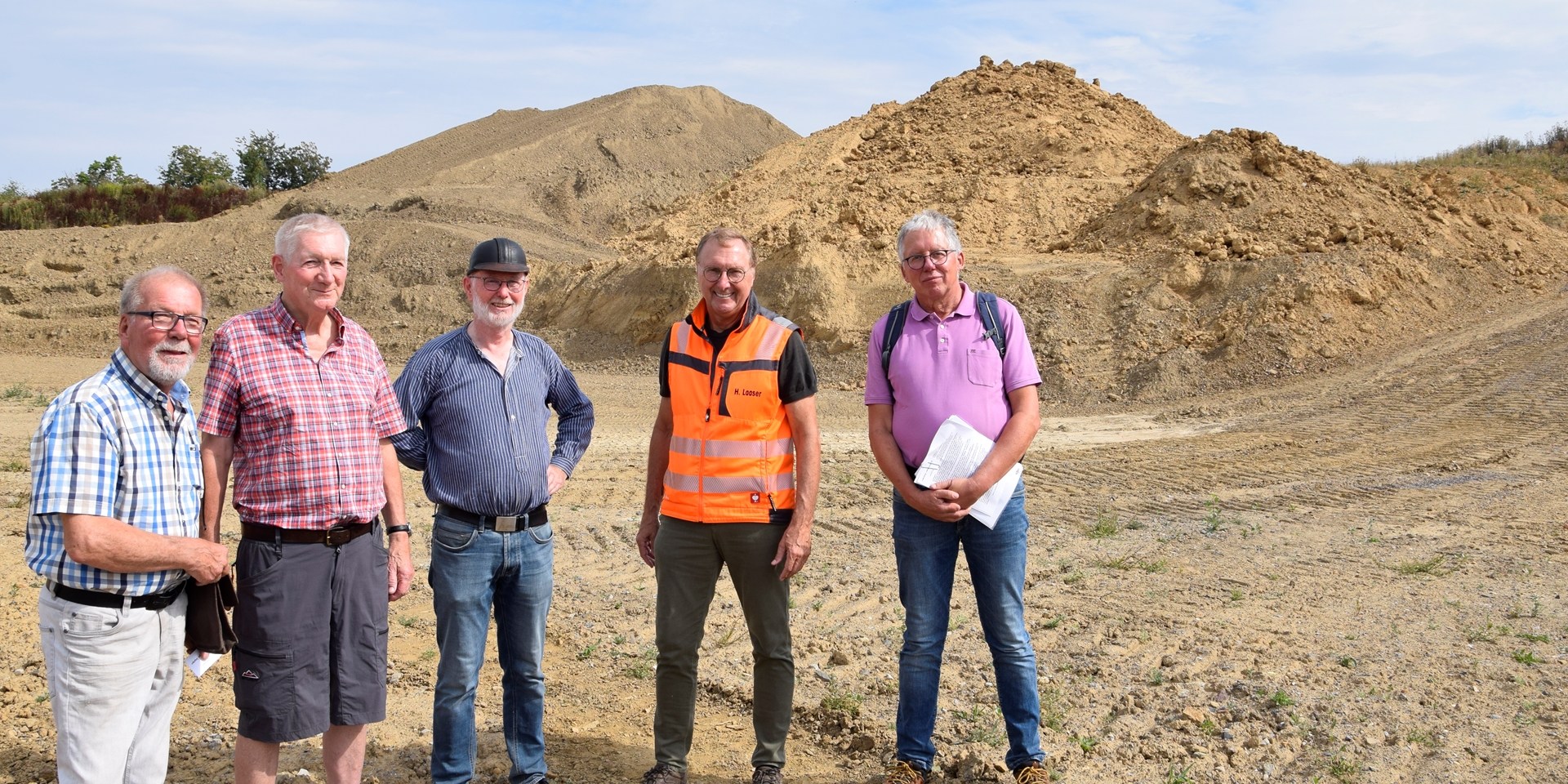 Die Organisatoren der Veranstaltung zum „Tag des Geotops“ hoffen auf viele Interessierte, die zum Küchenberg in Fröndenberg-Ardey kommen. Im Hintergrund ist sowohl der Tonschiefer (linker Hügel) wie auch Lehm (rechts) zu sehen. Das Foto zeigt (v.l.) Wolfgang Schumacher (Nabu), Jürgen Treibel (Bismarckturm), Achim Ackermann (Förderverein Bergbauhistorischer Stätten), Hubertus Laaser (Firma Krutmann) und Friedrich-Wilhelm Wunderlich (Nabu).