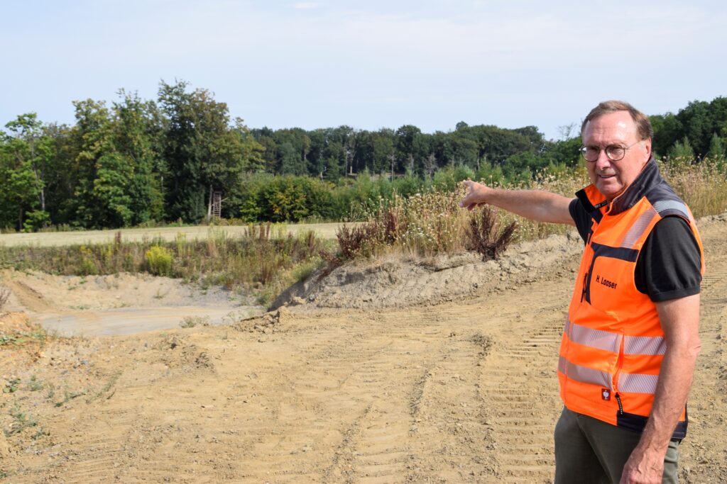 Hubertus Laaser, Geschäftsführender Gesellschafter bei Krutmann, zeigt eine Fläche, die nach dem Abbau von Tonschiefer schon wieder revitalisiert wurde. Hubertus Laaser, Geschäftsführender Gesellschafter bei Krutmann, zeigt eine Fläche, die nach dem Abbau von Tonschiefer schon wieder revitalisiert wurde.