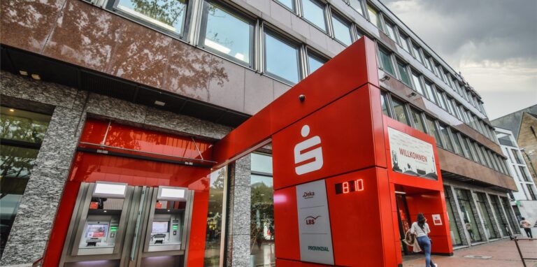 Wegen der Fusion der Sparkassen Dortmund und Schwerte wird es Einschränkungen für Dortmunder Kunden geben.