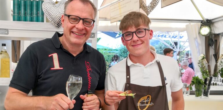 Leckere Erinnerung: Günther Overkamp mit Sohn Willi beim letzten Dortmund à la carte vor der Pandemie. Das Traditionsgasthaus gehört zu den Gründern des Schlemmer-Festes, ist diesmal aber nicht dabei.