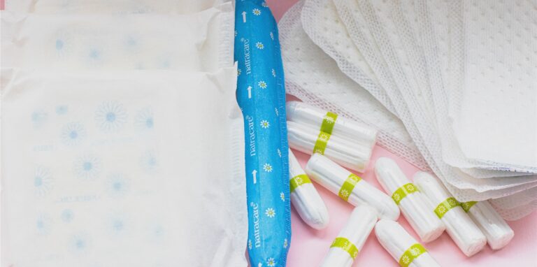 Auf kostenlose Tampons und Binden in öffentlichen Gebäuden können wir Frauen wohl noch warten. Schade, hier hätten Städte und Gemeinden Empathie zeigen können.