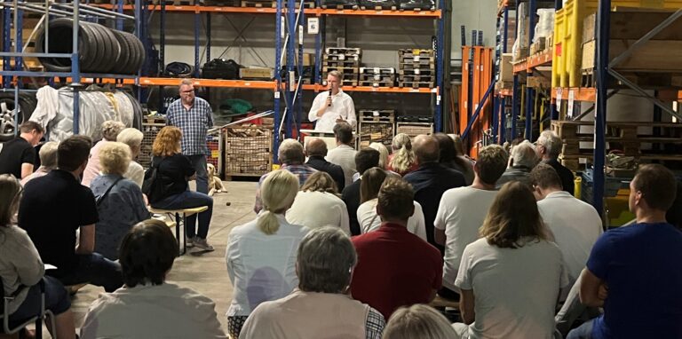 Einer gegen alle: Christoph Schulte, Bauamtsleiter des Evangelischen Kirchenkreises beantwortete Fragen und Anmerkungen der Gegner des Baugebietes.