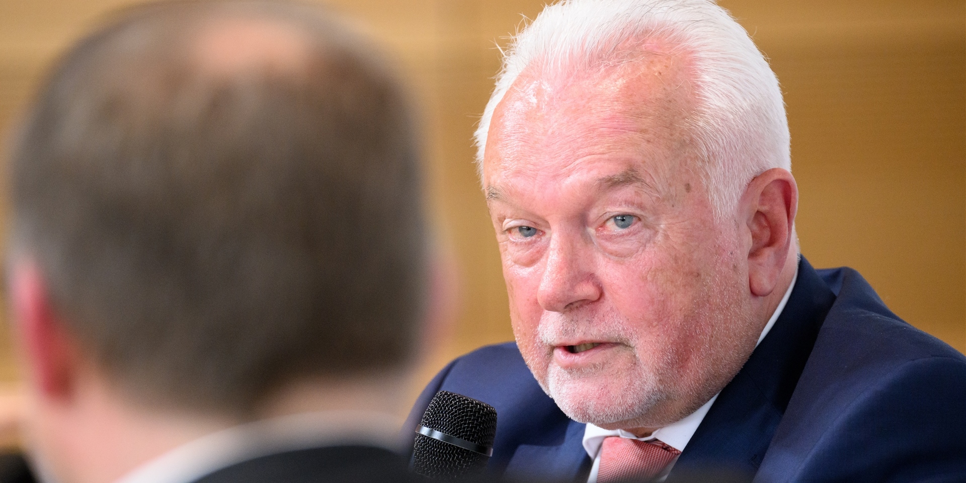 Wolfgang Kubicki (r, FDP), stellvertretender Bundestagspräsident, spricht beim Kongress Deutscher Lokalzeitungen mit Lutz Schumacher, Geschäftsführer der Schwäbischen Zeitung.
