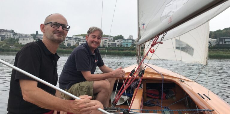Oliver Moormann (l.) und Ralf Poggemeier auf dem Phoenix-See. Dessen Pegel liegt zwar deutlich tiefer als noch vor Monaten, aber hoch genug für die Stadtmeisterschafts-Regatta.
