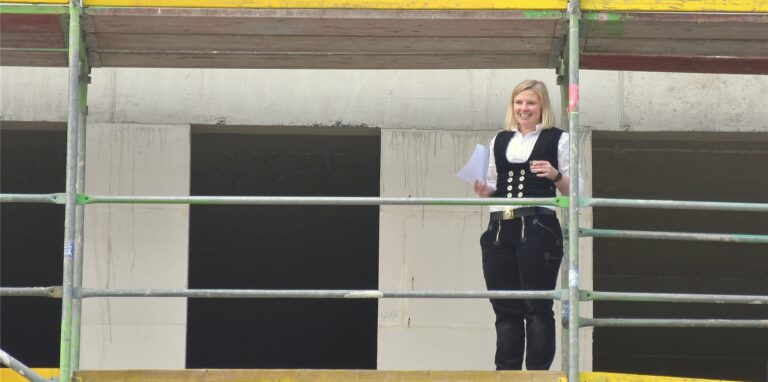 Dachdeckermeisterin Andrea Aland sprach den Richtspruch und sorgte mit einem beherzten Wurf dafür, dass das Schnapsglas zerbrach: Das bringt Glück.
