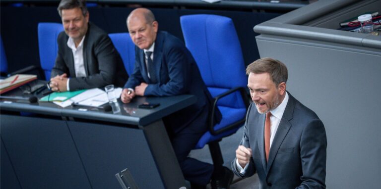Christian Lindner (FDP), Bundesminister der Finanzen, spricht im Plenarsaal im Bundestag während Bundeskanzler Olaf Scholz (SPD – M) und Robert Habeck (Bündnis 90/Die Grünen – l), Bundesminister für Wirtschaft und Klimaschutz, zuhören.
