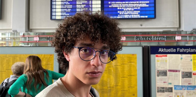 Rezki Masmoudi in der Eingangshalle des Dortmunder Hauptbahnhos: Der 19-Jährige ist am Samstagmorgen (20.8.) eigentlich früh genug aufgebrochen, damit er es rechtzeitig von Hamm zu seiner wichtigen Prüfung nach Dortmund schafft. Weil alle Züge zum Dortmunder Hauptbahnhof ausfallen, schafft er es trotzdem nicht.