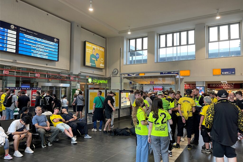 Am Abend hat sich die Wartehalle des Hauptbahnhofs nochmal gefüllt. Viele Fußballfans hatten wohl die Hoffnung, ihre Heimreise doch wieder hier antreten zu können - vergebens.