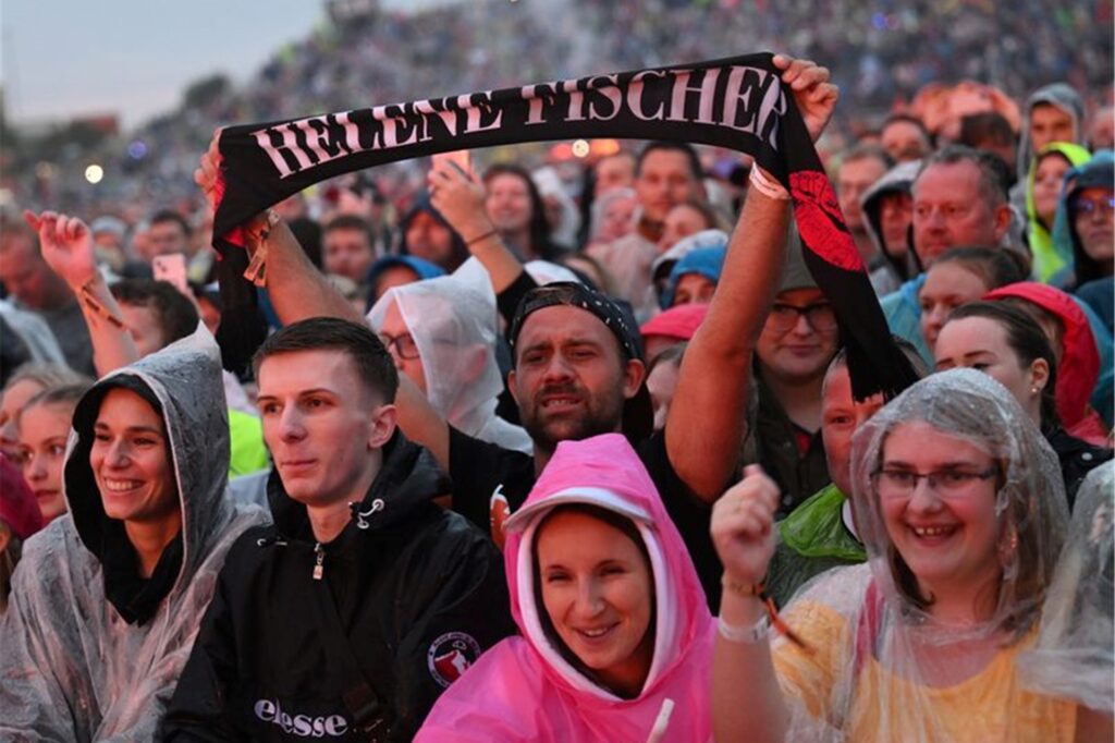 Eine Rekordzahl von 130.000 Fans feierte mit Regenponchos im strömenden Regen. Eine Rekordzahl von 130.000 Fans feierte mit Regenponchos im strömenden Regen.
