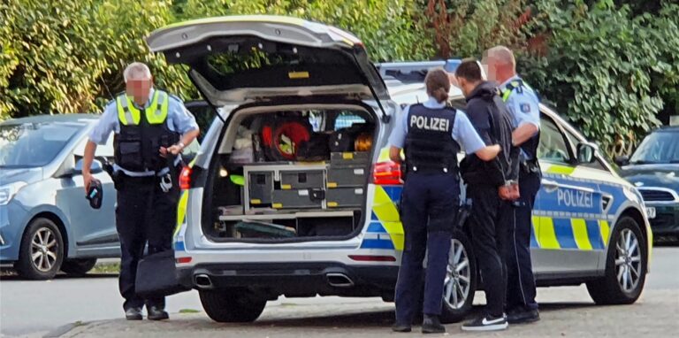Einsatz in Königsborn: Die Polizei hat zwei junge Männer festgenommen. Sie sollen versucht haben, von Passanten Geld zu erpressen.