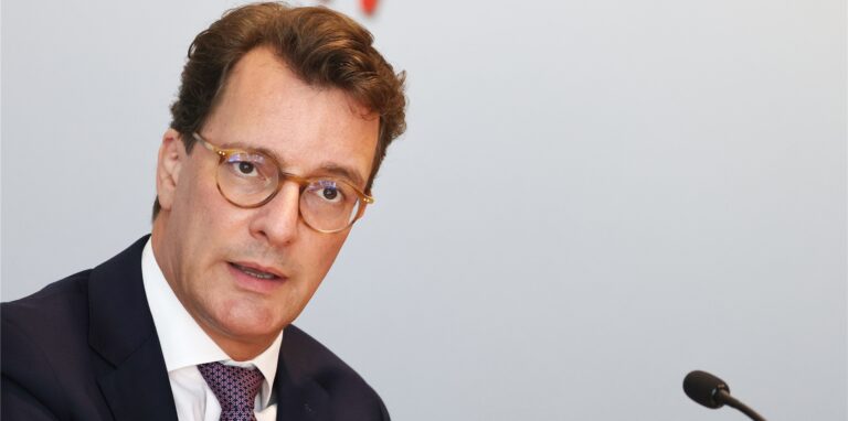 Hendrik Wüst (CDU), Ministerpräsident von Nordrhein-Westfalen, spricht in der Landespressekonferenz zu aktuellen politischen Themen.