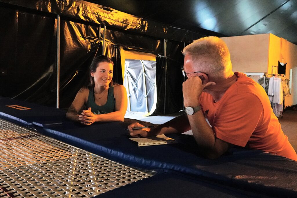 Die Zirkusbetreiberin Larissa Karstein spricht mit dem dpa Redakteur Ulli Brünger. Die Zirkusbetreiberin Larissa Karstein spricht mit dem dpa Redakteur Ulli Brünger.
