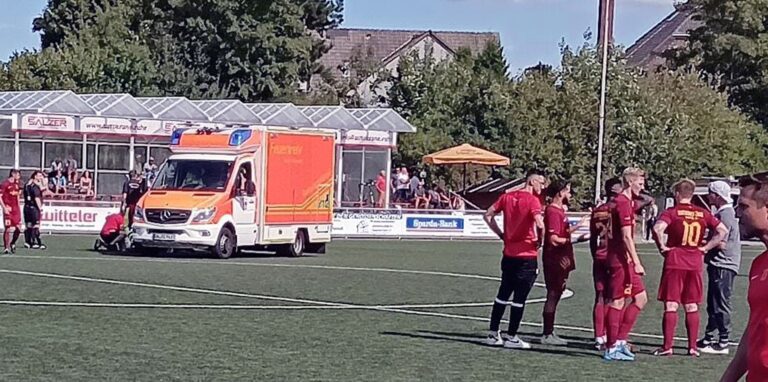 Der Rettungswagen fährt auf den Platz der KS-Logistic-Sportanlage in Geisecke.