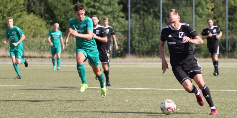 Jonas Osterkemper (r.) traf zum 1:0 für GS Cappenberg.