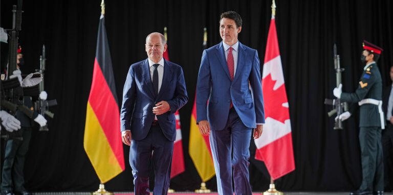 Bundeskanzler Olaf Scholz (SPD) wird im Montreal Science Centre von Justin Trudeau (r), Premierminister von Kanada empfangen.