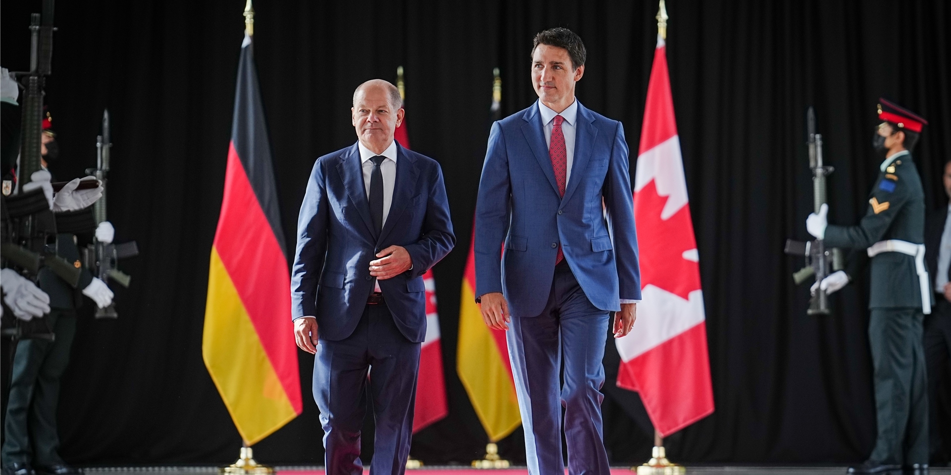 Bundeskanzler Olaf Scholz (SPD) wird im Montreal Science Centre von Justin Trudeau (r), Premierminister von Kanada empfangen.