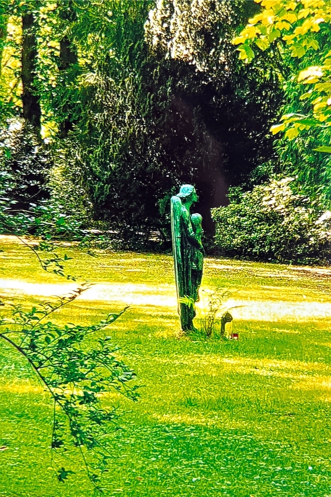 Diese Engelsfigur steht auf einer Grünfläche auf dem Westfriedhof. Es sollte eine Blühfläche sein, meint Fotografin Gisela Löser.