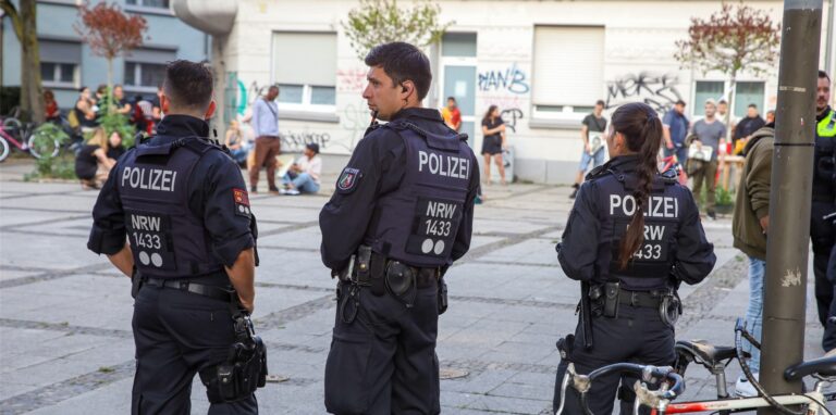 Polizeibeamte auf dem Kurt-Phiel-Platz: Die Dortmunder Polizei hat eine Anzeige gegen den mutmaßlichen Organisator eine Mahnwache für Mouhamed D. geschrieben, weil die Veranstaltung nicht angemeldet war.