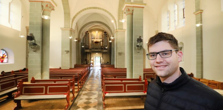 Pfarrer Philipp Reis wird Vater und zieht deswegen nach Berlin.