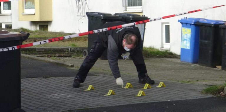 Kriminaltechniker sicherten die Spuren vor einem Haus in Lütgendortmund.